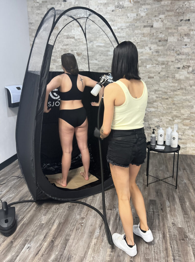 How do I wear for a spray tan?